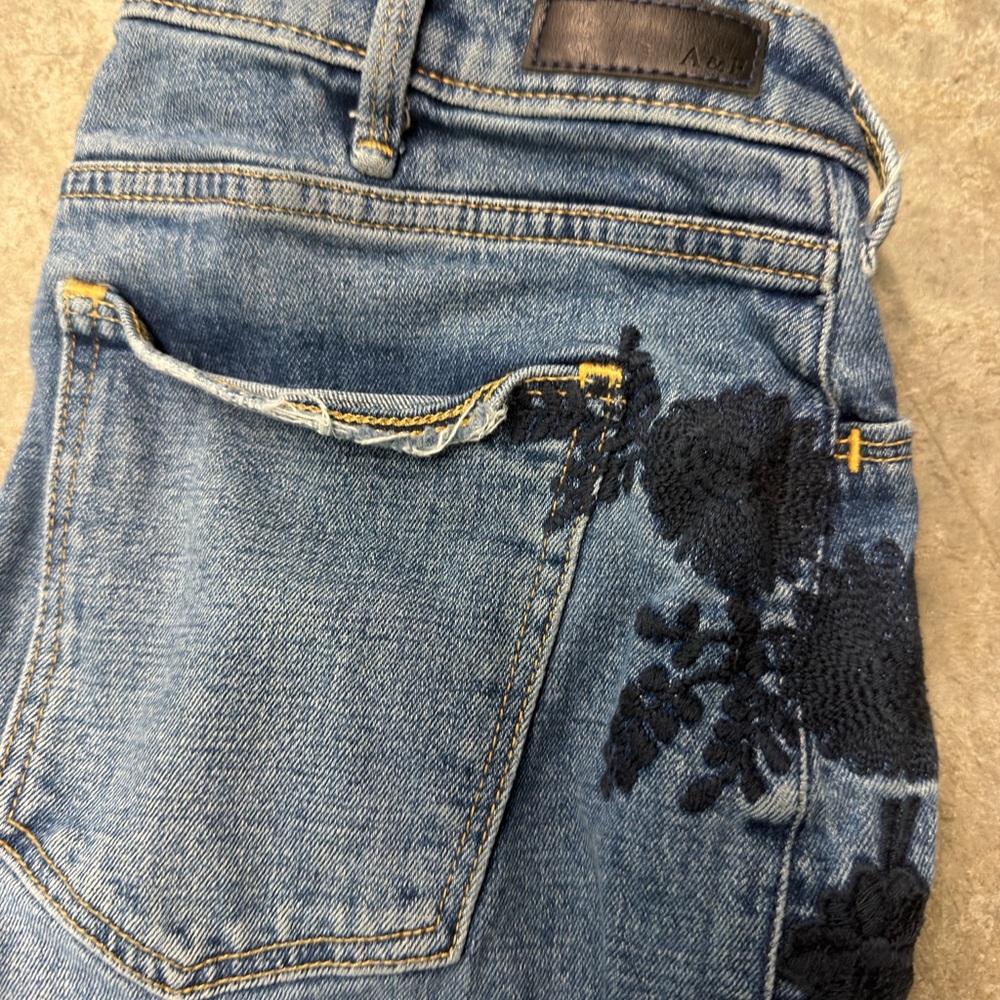 Abercrombie & Fitch Light Blue Denim Jeans - Picture 2 of 6